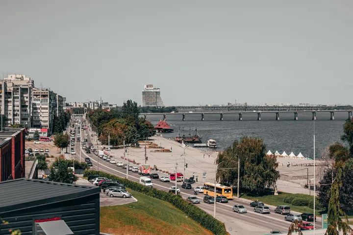 Вид на Днепр с мостом и застройкой набережной