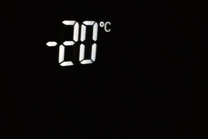 Дисплей холодильника: +4 °C в камере и −20 °C в морозилке