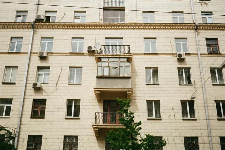 Фасад кирпичной «сталинки» с балконами